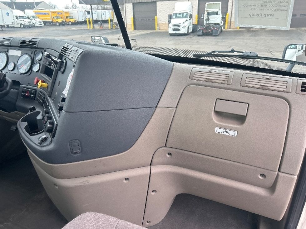 Day Cab Tractor-Heavy Duty Tractors-Freightliner-2019-Cascadia 12542ST-Dayton-OH-392,657\n\t\tmiles-$ 27,500 - Image 13