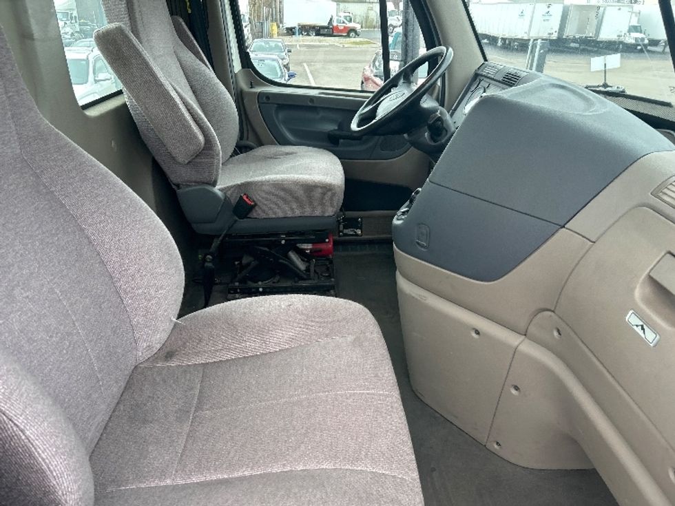 Day Cab Tractor-Heavy Duty Tractors-Freightliner-2019-Cascadia 12542ST-Dayton-OH-392,657\n\t\tmiles-$ 27,500 - Image 14