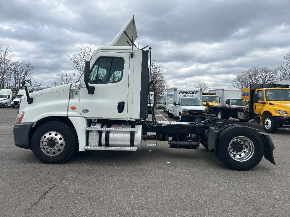 Day Cab Tractor-Heavy Duty Tractors-Freightliner-2019-Cascadia 12542ST-Dayton-OH-392,657\n\t\tmiles-$ 27,500 - Image 4
