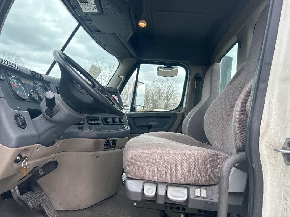 Day Cab Tractor-Heavy Duty Tractors-Freightliner-2019-Cascadia 12542ST-Dayton-OH-392,657\n\t\tmiles-$ 27,500 - Image 9