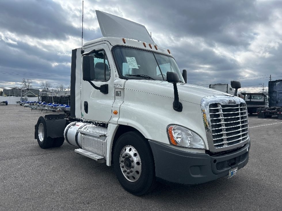 Day Cab Tractor-Heavy Duty Tractors-Freightliner-2019-Cascadia 12542ST-Dayton-OH-438,653\n\t\tmiles-$ 25,500 - Image 1