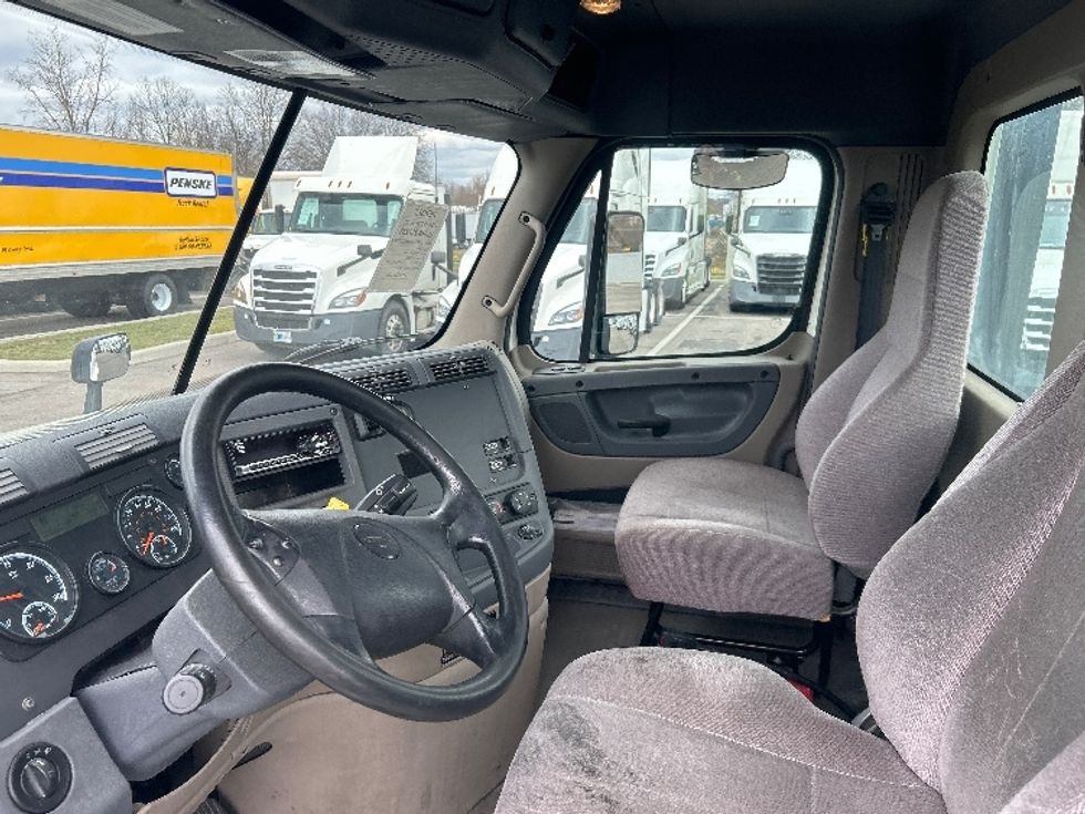 Day Cab Tractor-Heavy Duty Tractors-Freightliner-2019-Cascadia 12542ST-Dayton-OH-438,653\n\t\tmiles-$ 25,500 - Image 10