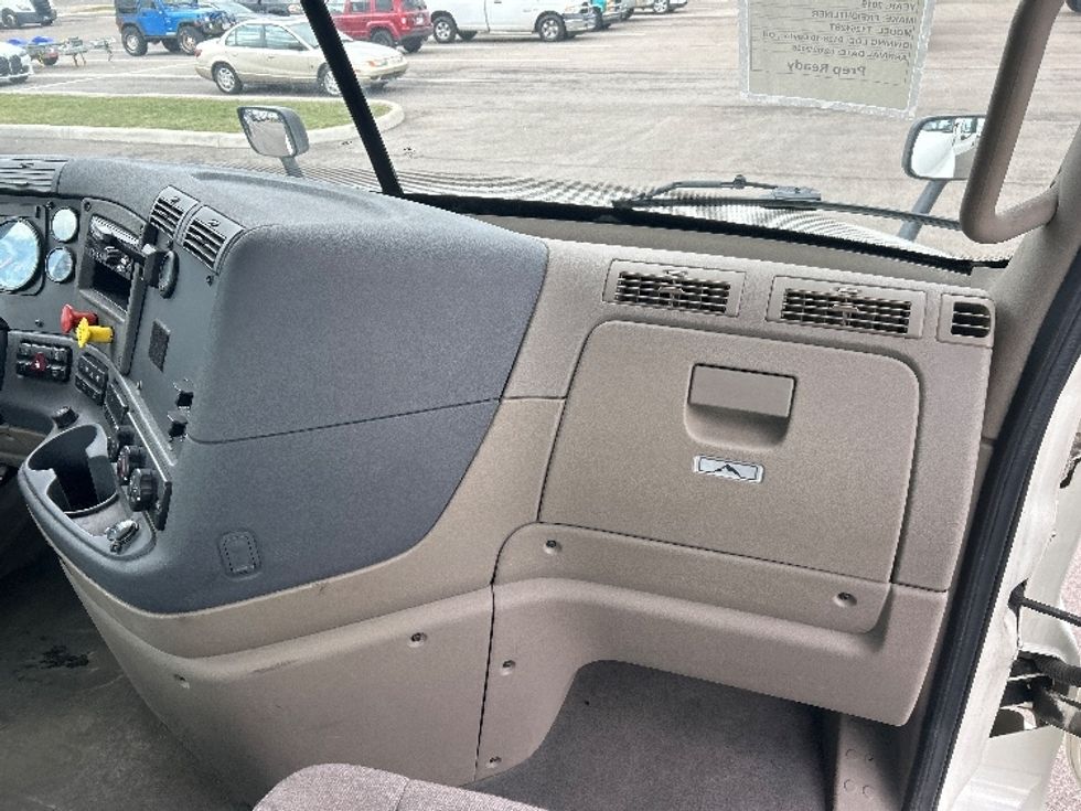 Day Cab Tractor-Heavy Duty Tractors-Freightliner-2019-Cascadia 12542ST-Dayton-OH-438,653\n\t\tmiles-$ 25,500 - Image 13