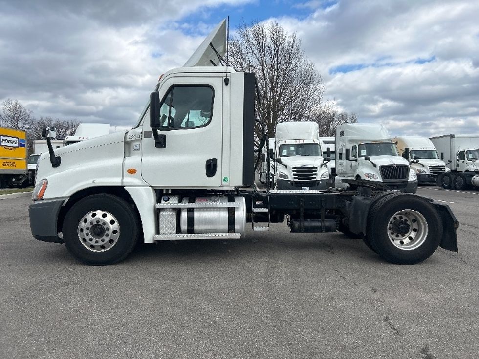 Day Cab Tractor-Heavy Duty Tractors-Freightliner-2019-Cascadia 12542ST-Dayton-OH-438,653\n\t\tmiles-$ 25,500 - Image 4