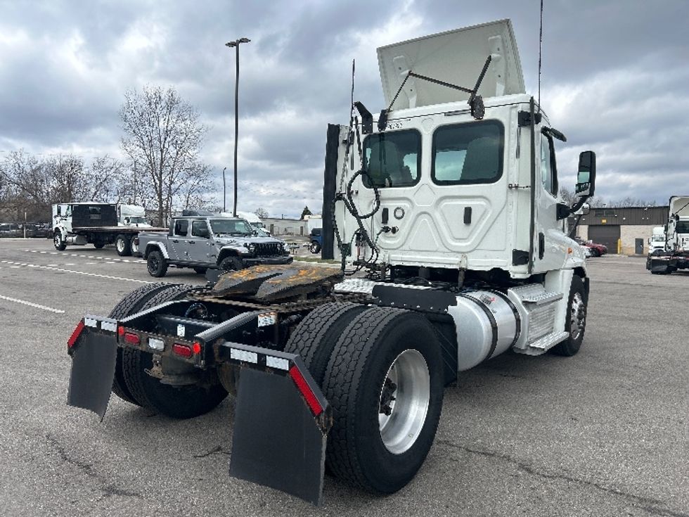 Day Cab Tractor-Heavy Duty Tractors-Freightliner-2019-Cascadia 12542ST-Dayton-OH-438,653\n\t\tmiles-$ 25,500 - Image 7