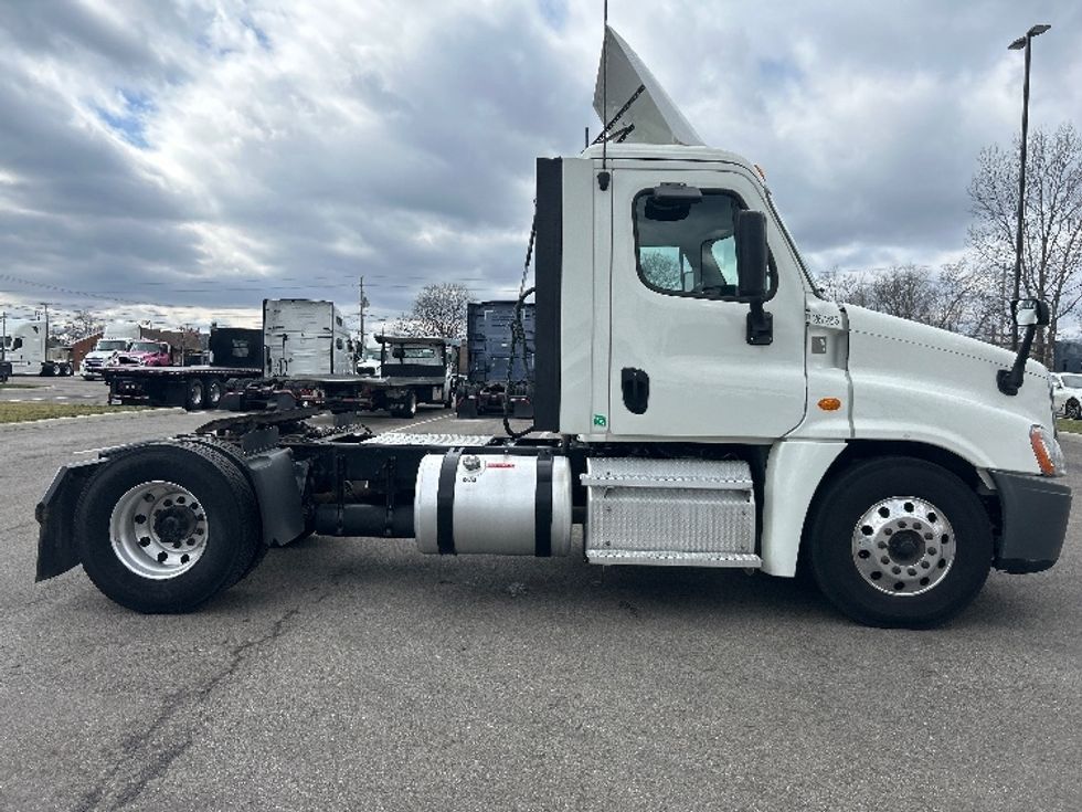 Day Cab Tractor-Heavy Duty Tractors-Freightliner-2019-Cascadia 12542ST-Dayton-OH-438,653\n\t\tmiles-$ 25,500 - Image 8