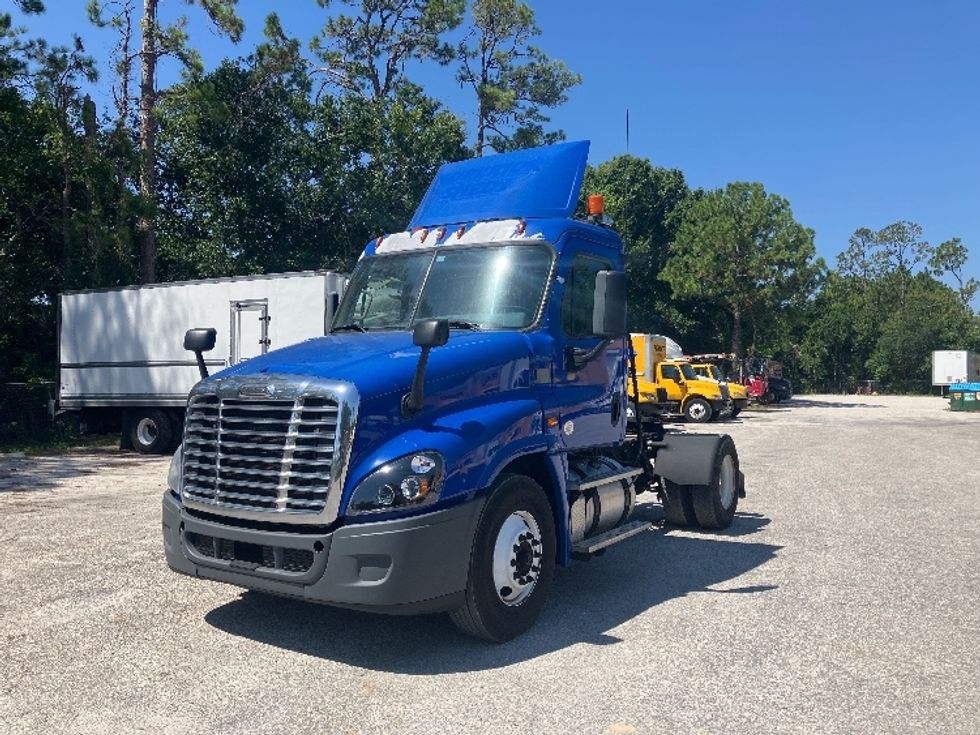 Day Cab Tractor-Heavy Duty Tractors-Freightliner-2019-Cascadia 12542ST-Daytona Beach-FL-408,110\n\t\tmiles-$ 28,000 - Image 1