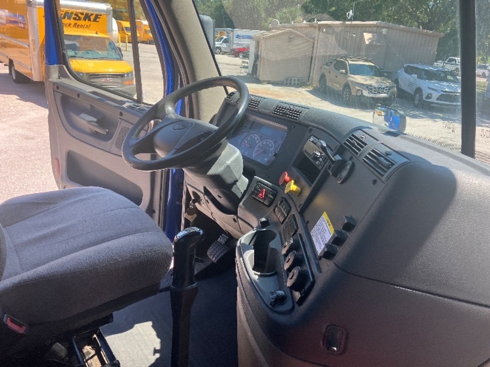 Day Cab Tractor-Heavy Duty Tractors-Freightliner-2019-Cascadia 12542ST-Daytona Beach-FL-408,110\n\t\tmiles-$ 28,000 - Image 14