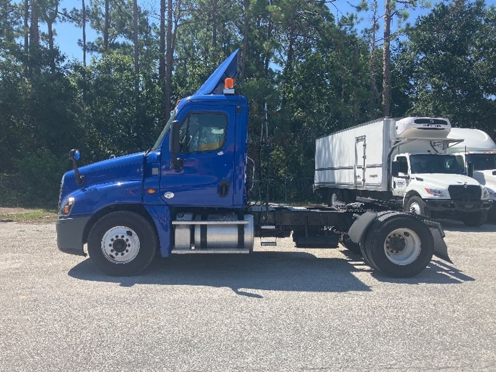 Day Cab Tractor-Heavy Duty Tractors-Freightliner-2019-Cascadia 12542ST-Daytona Beach-FL-408,110\n\t\tmiles-$ 28,000 - Image 4