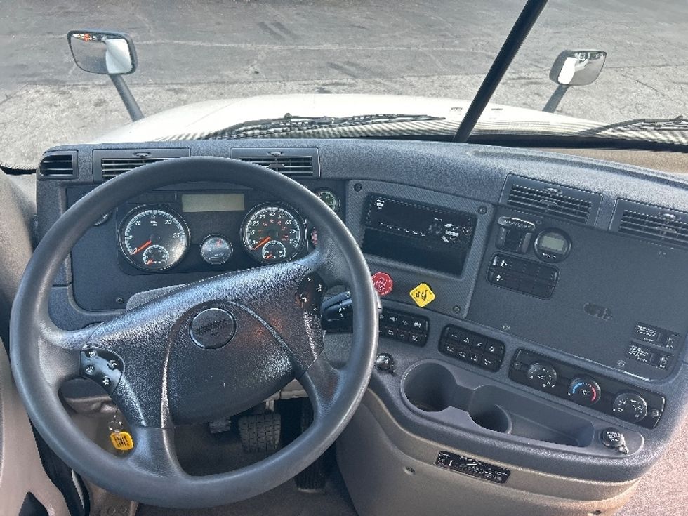 Day Cab Tractor-Heavy Duty Tractors-Freightliner-2019-Cascadia 12542ST-Duluth-GA-300,109\n\t\tmiles-$ 40,750 - Image 11