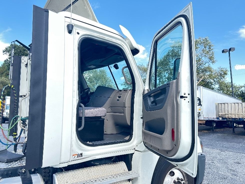 Day Cab Tractor-Heavy Duty Tractors-Freightliner-2019-Cascadia 12542ST-Duluth-GA-300,109\n\t\tmiles-$ 40,750 - Image 12