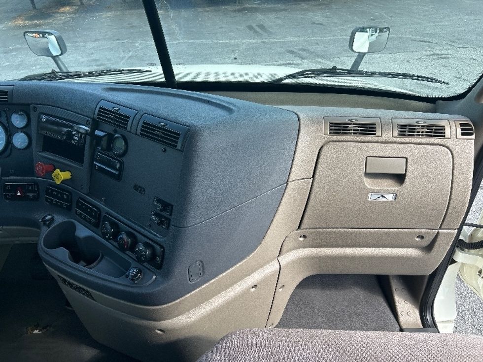 Day Cab Tractor-Heavy Duty Tractors-Freightliner-2019-Cascadia 12542ST-Duluth-GA-300,109\n\t\tmiles-$ 40,750 - Image 13