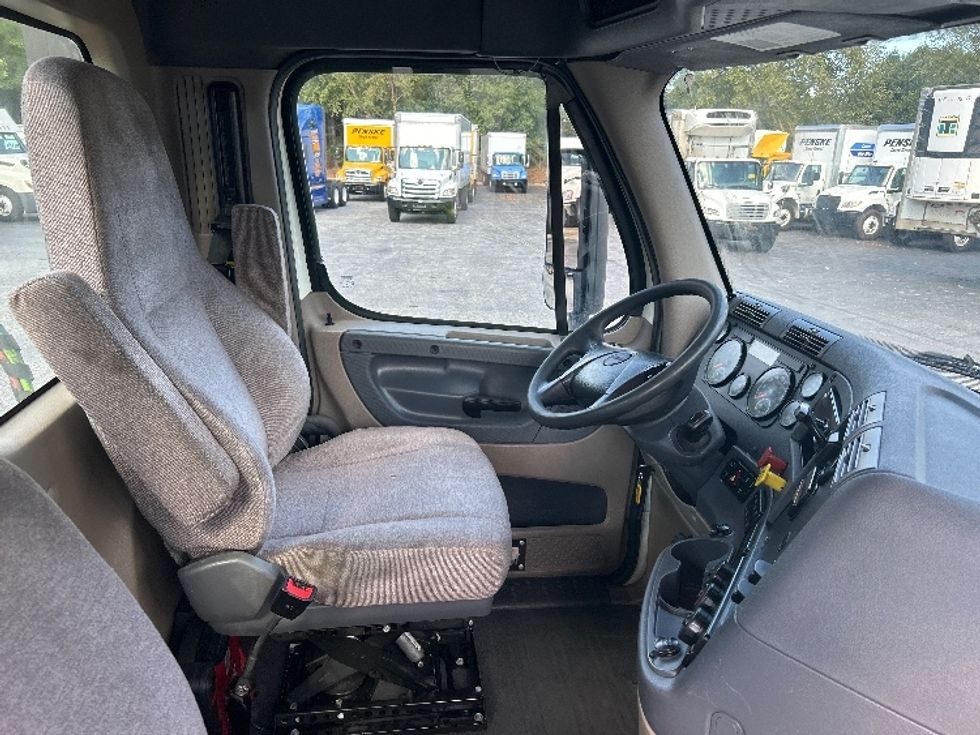 Day Cab Tractor-Heavy Duty Tractors-Freightliner-2019-Cascadia 12542ST-Duluth-GA-300,109\n\t\tmiles-$ 40,750 - Image 14