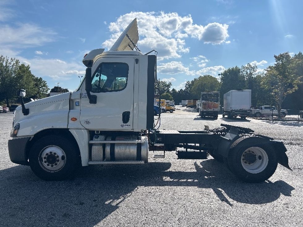 Day Cab Tractor-Heavy Duty Tractors-Freightliner-2019-Cascadia 12542ST-Duluth-GA-300,109\n\t\tmiles-$ 40,750 - Image 4