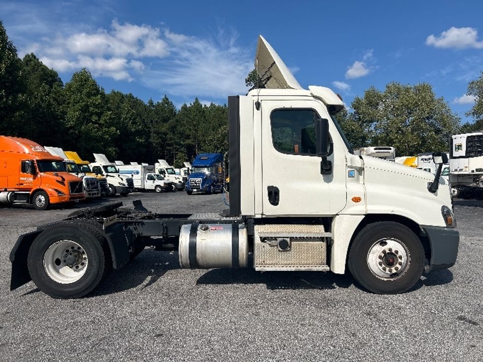 Day Cab Tractor-Heavy Duty Tractors-Freightliner-2019-Cascadia 12542ST-Duluth-GA-300,109\n\t\tmiles-$ 40,750 - Image 8