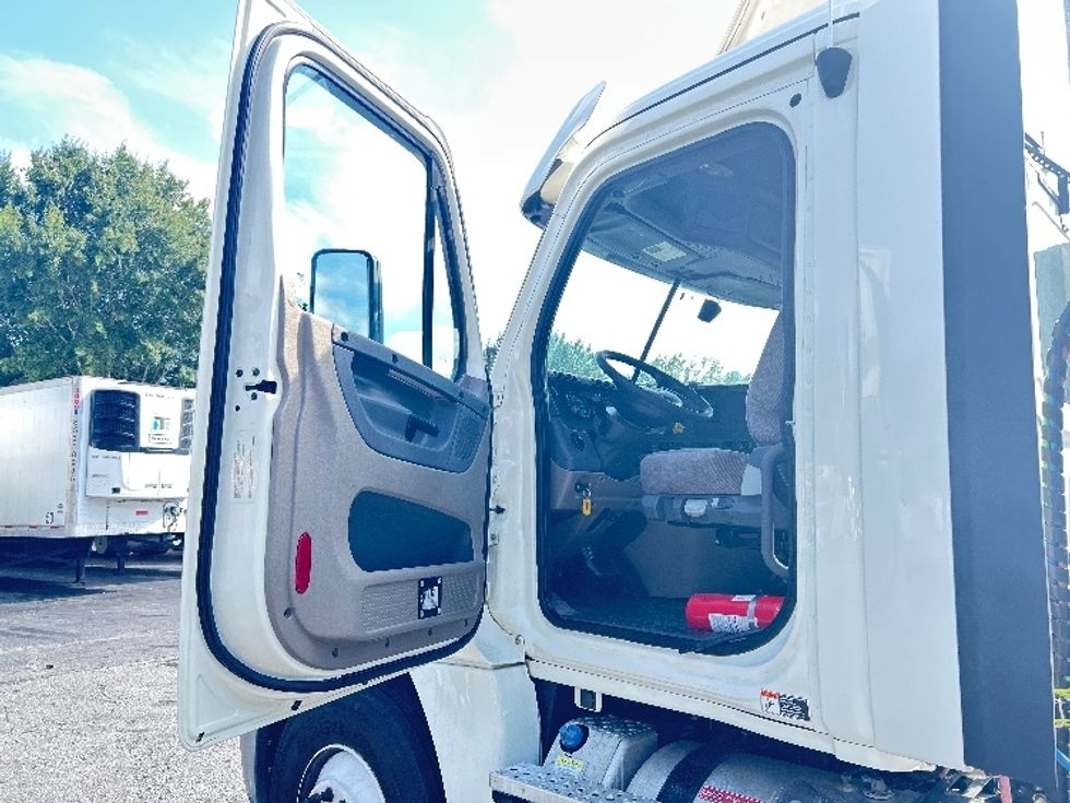 Day Cab Tractor-Heavy Duty Tractors-Freightliner-2019-Cascadia 12542ST-Duluth-GA-300,109\n\t\tmiles-$ 40,750 - Image 9