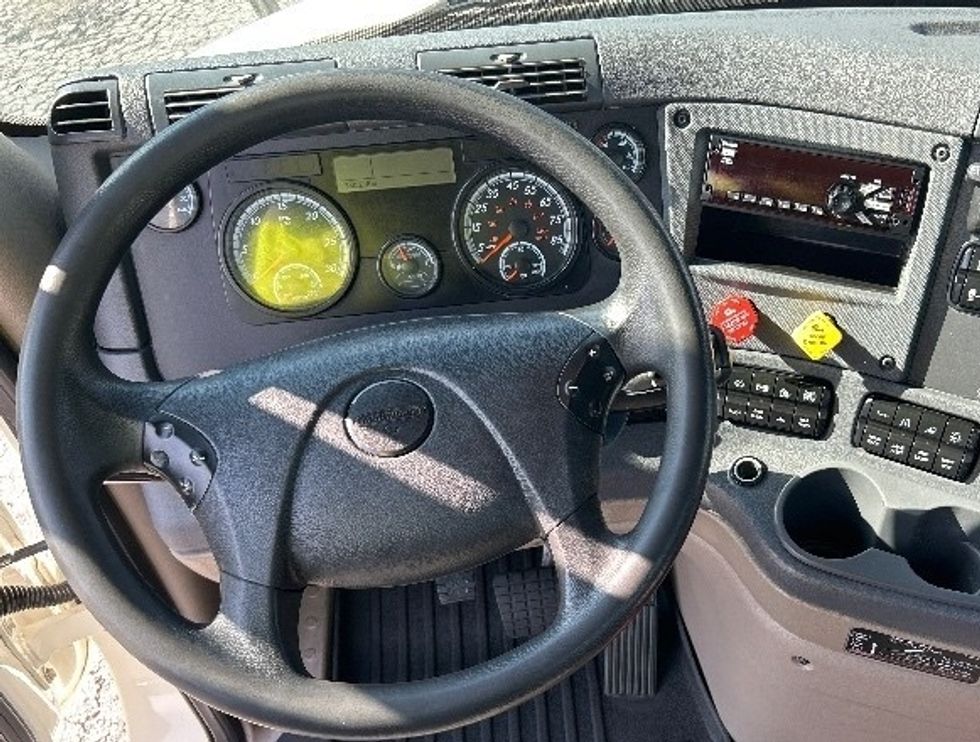 Day Cab Tractor-Heavy Duty Tractors-Freightliner-2019-Cascadia 12542ST-Duluth-GA-340,216\n\t\tmiles-$ 38,750 - Image 11