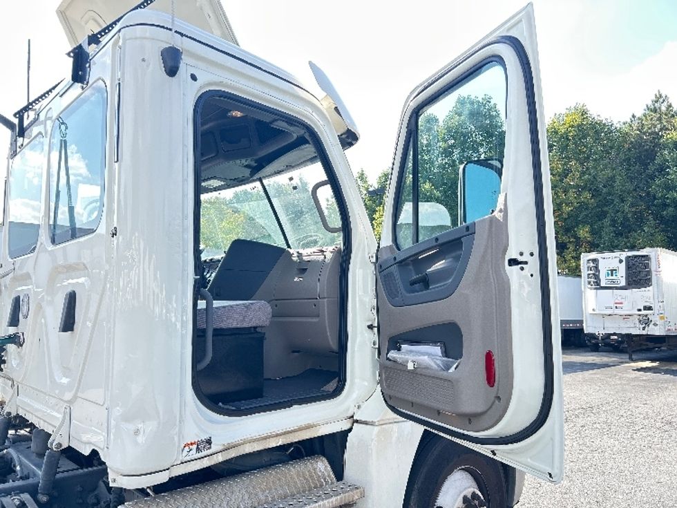 Day Cab Tractor-Heavy Duty Tractors-Freightliner-2019-Cascadia 12542ST-Duluth-GA-340,216\n\t\tmiles-$ 38,750 - Image 12
