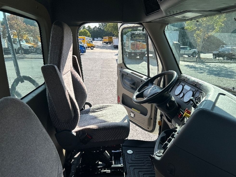 Day Cab Tractor-Heavy Duty Tractors-Freightliner-2019-Cascadia 12542ST-Duluth-GA-340,216\n\t\tmiles-$ 38,750 - Image 14