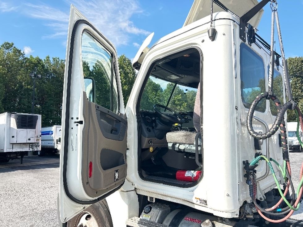 Day Cab Tractor-Heavy Duty Tractors-Freightliner-2019-Cascadia 12542ST-Duluth-GA-340,216\n\t\tmiles-$ 38,750 - Image 9
