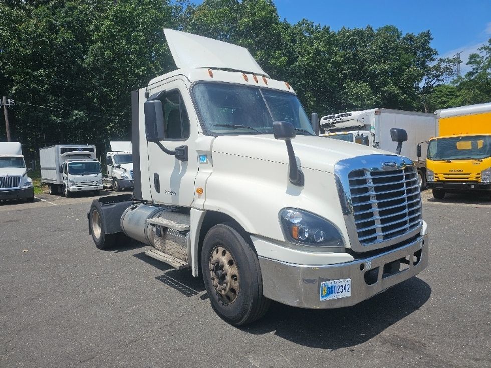 Day Cab Tractor-Heavy Duty Tractors-Freightliner-2019-Cascadia 12542ST-Edison-NJ-264,393\n\t\tmiles-$ 38,000 - Image 1