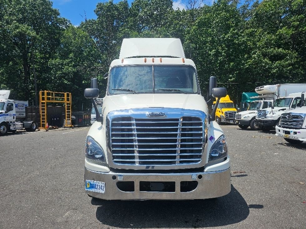 Day Cab Tractor-Heavy Duty Tractors-Freightliner-2019-Cascadia 12542ST-Edison-NJ-264,393\n\t\tmiles-$ 38,000 - Image 2