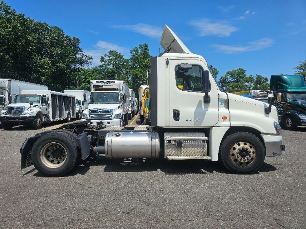 Day Cab Tractor-Heavy Duty Tractors-Freightliner-2019-Cascadia 12542ST-Edison-NJ-264,393\n\t\tmiles-$ 38,000 - Image 8