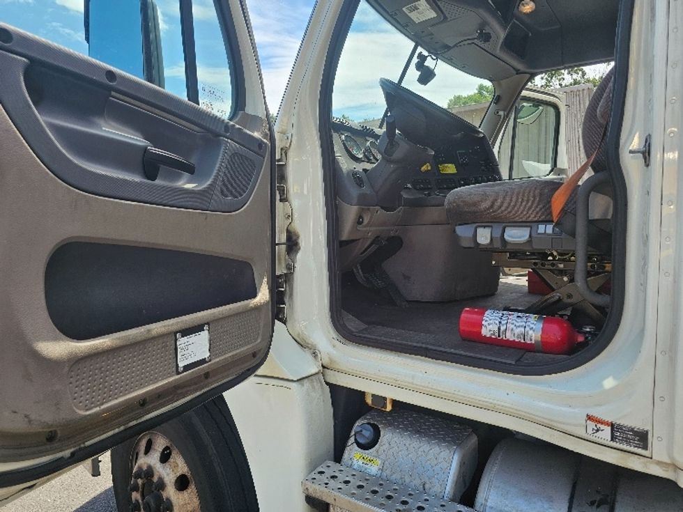 Day Cab Tractor-Heavy Duty Tractors-Freightliner-2019-Cascadia 12542ST-Edison-NJ-264,393\n\t\tmiles-$ 38,000 - Image 9