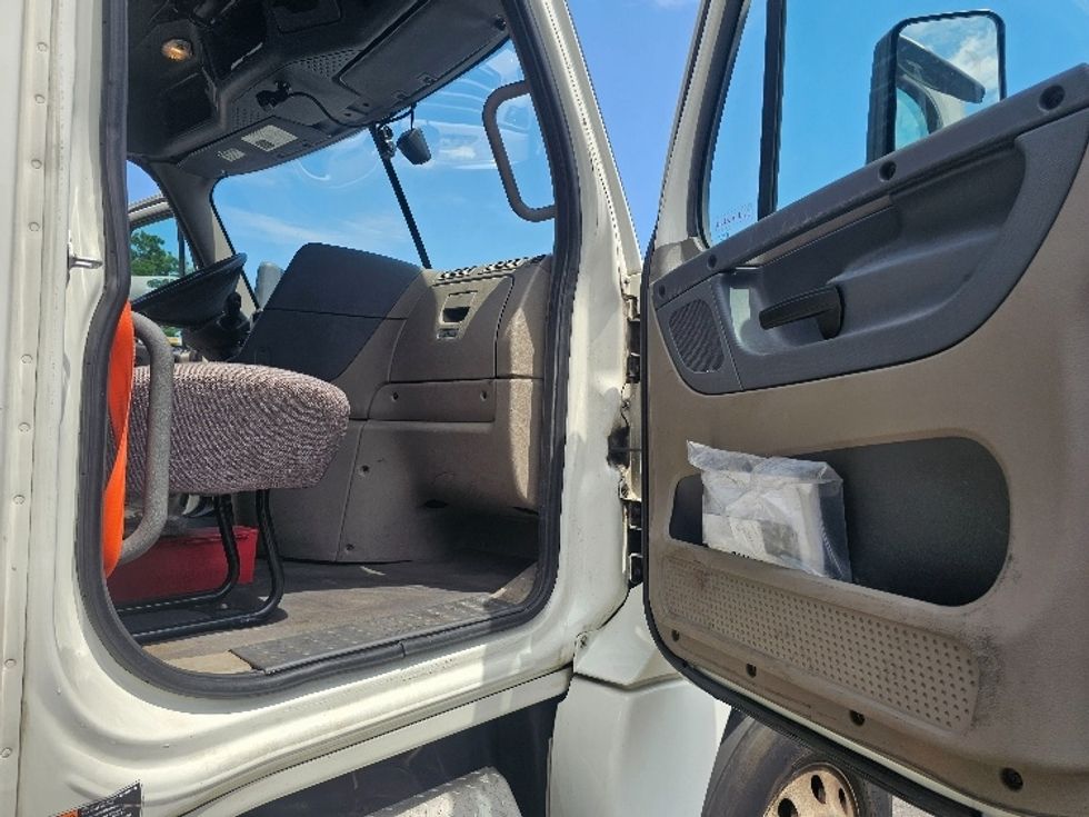 Day Cab Tractor-Heavy Duty Tractors-Freightliner-2019-Cascadia 12542ST-Edison-NJ-264,443\n\t\tmiles-$ 28,000 - Image 12