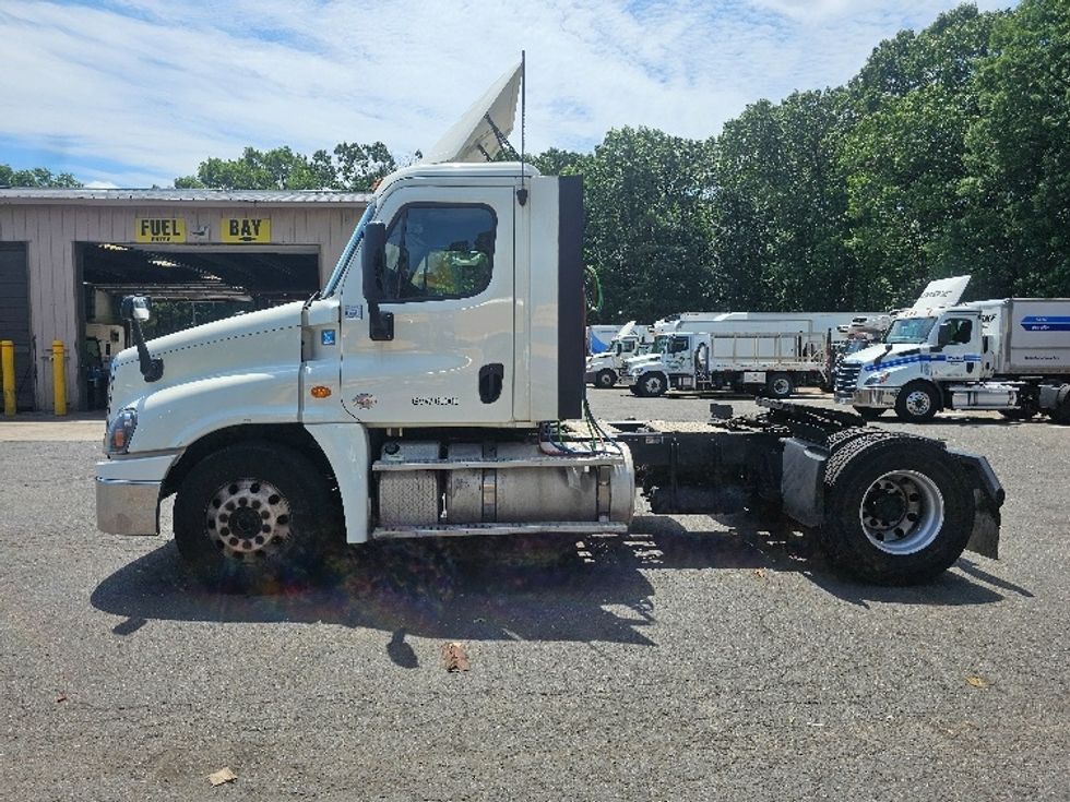 Day Cab Tractor-Heavy Duty Tractors-Freightliner-2019-Cascadia 12542ST-Edison-NJ-264,443\n\t\tmiles-$ 28,000 - Image 4