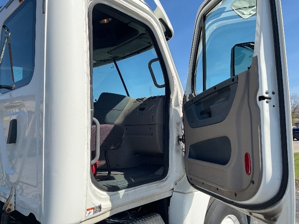 2019 Freightliner Cascadia 125" Sleeper Cab photo 11