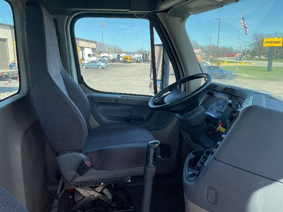 2019 Freightliner Cascadia 125" Sleeper Cab photo 13