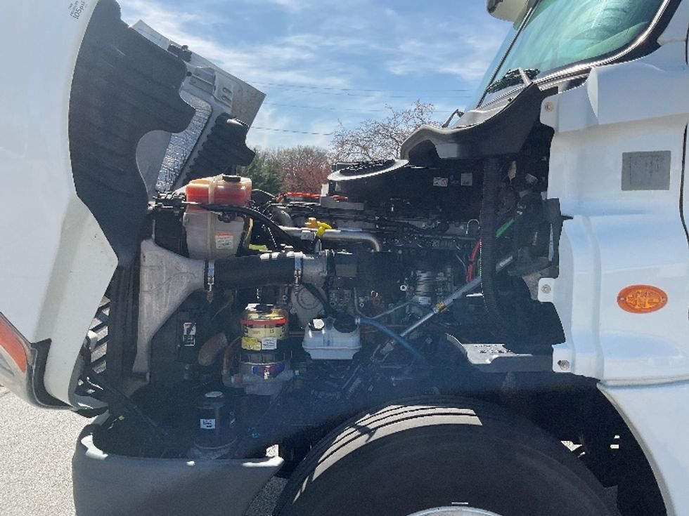 2019 Freightliner Cascadia 125" Sleeper Cab photo 14