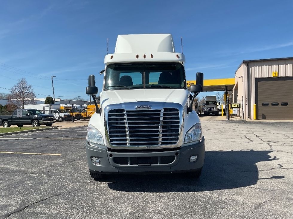 2019 Freightliner Cascadia 125" Sleeper Cab photo 2