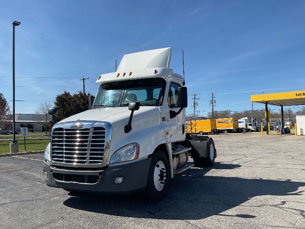2019 Freightliner Cascadia 125" Sleeper Cab photo 3