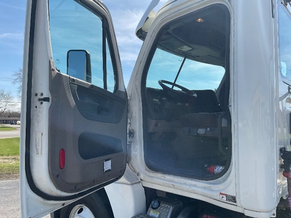 2019 Freightliner Cascadia 125" Sleeper Cab photo 9