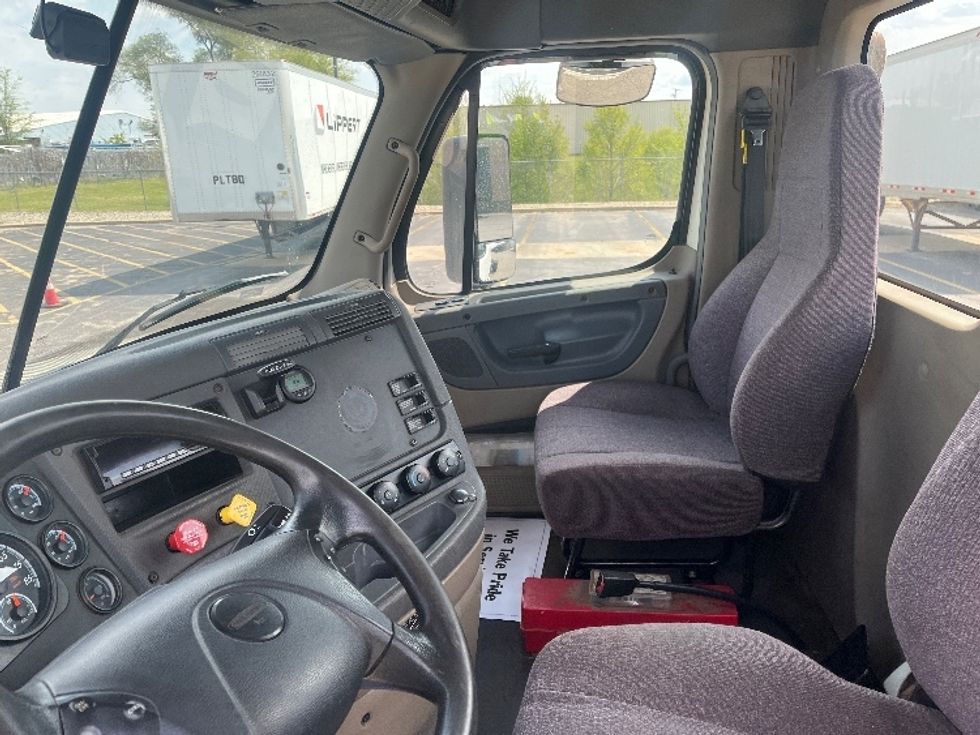 Day Cab Tractor-Heavy Duty Tractors-Freightliner-2019-Cascadia 12542ST-Elkhart-IN-394,832\n\t\tmiles-$ 30,000 - Image 10