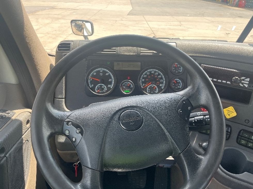Day Cab Tractor-Heavy Duty Tractors-Freightliner-2019-Cascadia 12542ST-Elkhart-IN-394,832\n\t\tmiles-$ 30,000 - Image 11