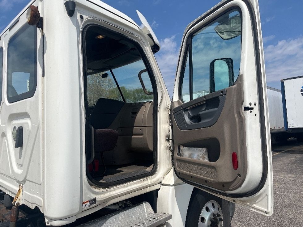 Day Cab Tractor-Heavy Duty Tractors-Freightliner-2019-Cascadia 12542ST-Elkhart-IN-394,832\n\t\tmiles-$ 30,000 - Image 12