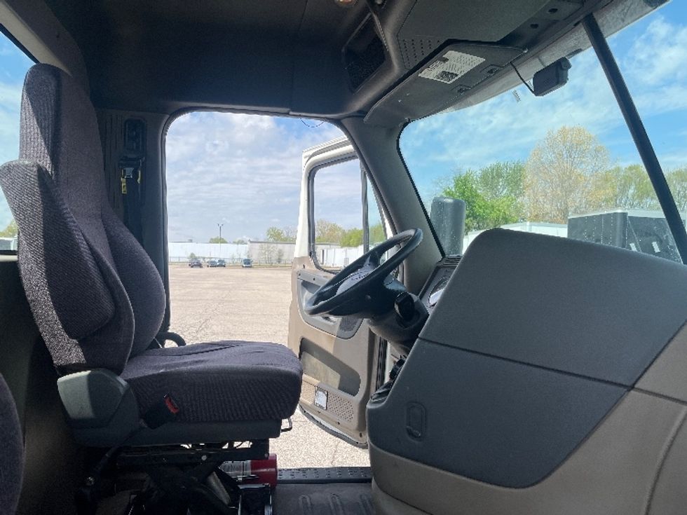 Day Cab Tractor-Heavy Duty Tractors-Freightliner-2019-Cascadia 12542ST-Elkhart-IN-394,832\n\t\tmiles-$ 30,000 - Image 14