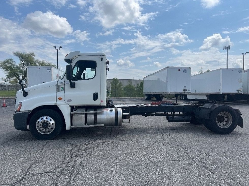 Day Cab Tractor-Heavy Duty Tractors-Freightliner-2019-Cascadia 12542ST-Elkhart-IN-394,832\n\t\tmiles-$ 30,000 - Image 4