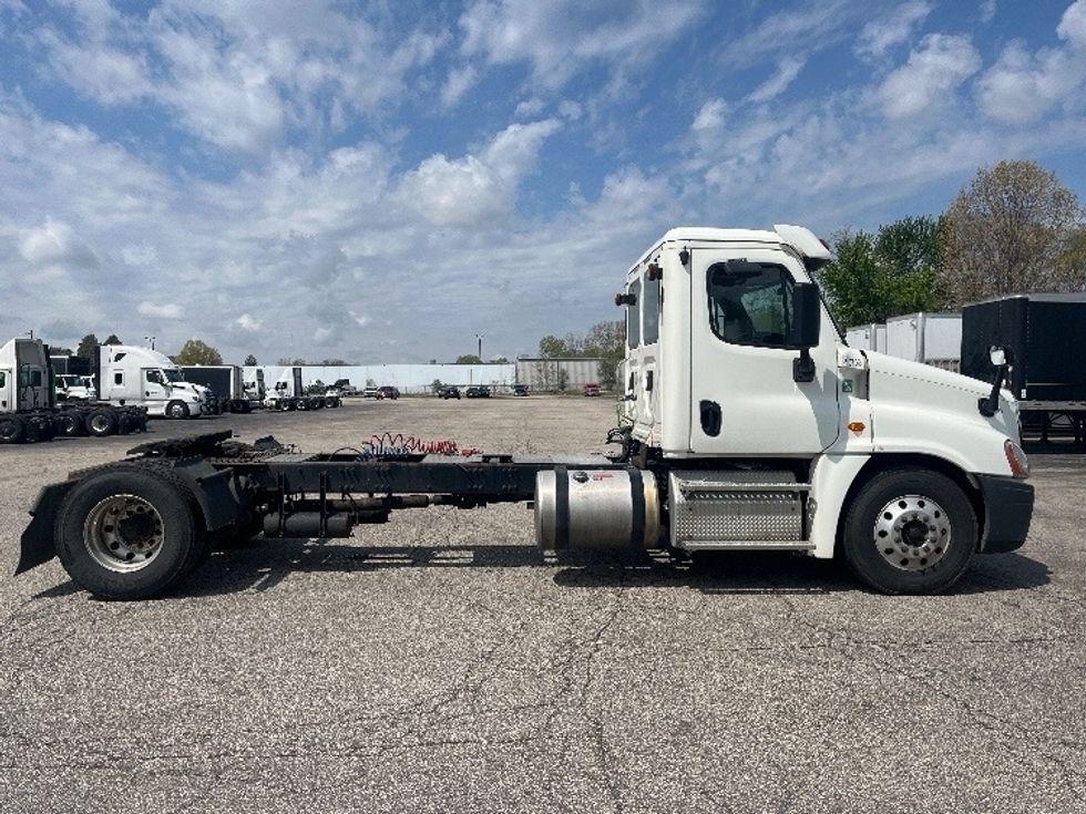 Day Cab Tractor-Heavy Duty Tractors-Freightliner-2019-Cascadia 12542ST-Elkhart-IN-394,832\n\t\tmiles-$ 30,000 - Image 8
