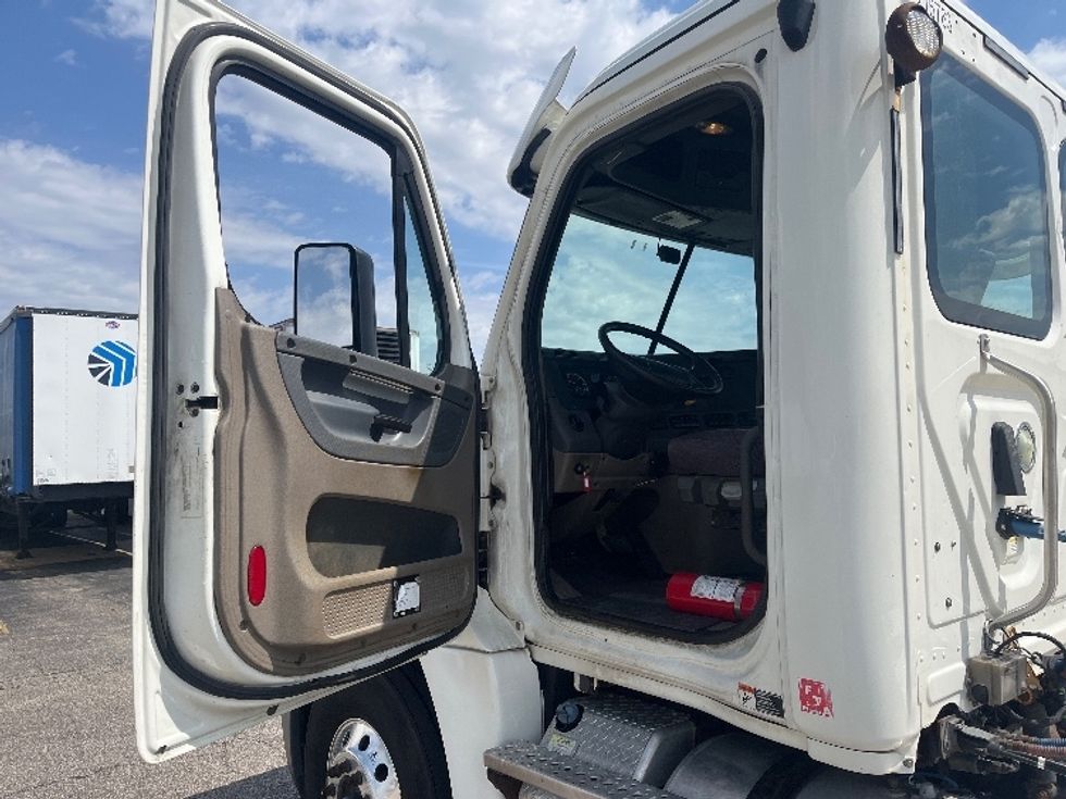 Day Cab Tractor-Heavy Duty Tractors-Freightliner-2019-Cascadia 12542ST-Elkhart-IN-394,832\n\t\tmiles-$ 30,000 - Image 9