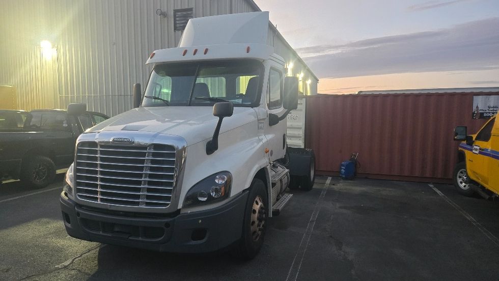 Day Cab Tractor-Heavy Duty Tractors-Freightliner-2019-Cascadia 12542ST-Fitchburg-MA-156,707\n\t\tmiles-$ 41,750 - Image 1