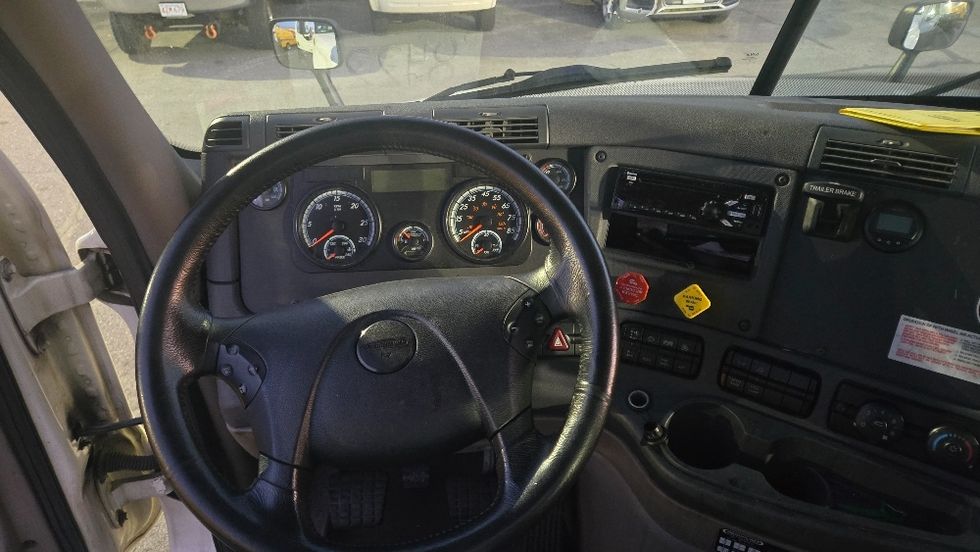 Day Cab Tractor-Heavy Duty Tractors-Freightliner-2019-Cascadia 12542ST-Fitchburg-MA-156,707\n\t\tmiles-$ 41,750 - Image 11