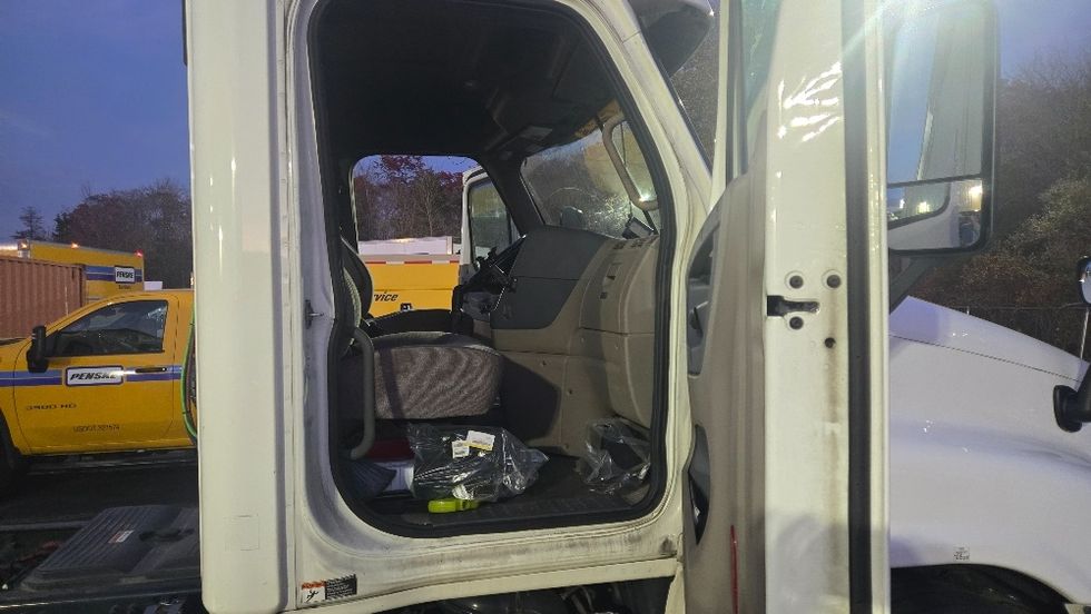 Day Cab Tractor-Heavy Duty Tractors-Freightliner-2019-Cascadia 12542ST-Fitchburg-MA-156,707\n\t\tmiles-$ 41,750 - Image 12