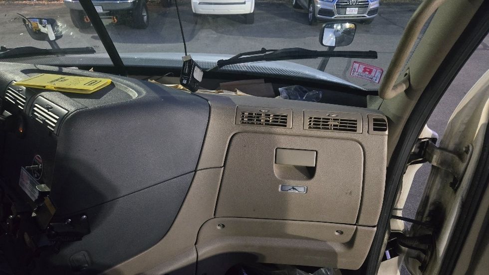 Day Cab Tractor-Heavy Duty Tractors-Freightliner-2019-Cascadia 12542ST-Fitchburg-MA-156,707\n\t\tmiles-$ 41,750 - Image 13