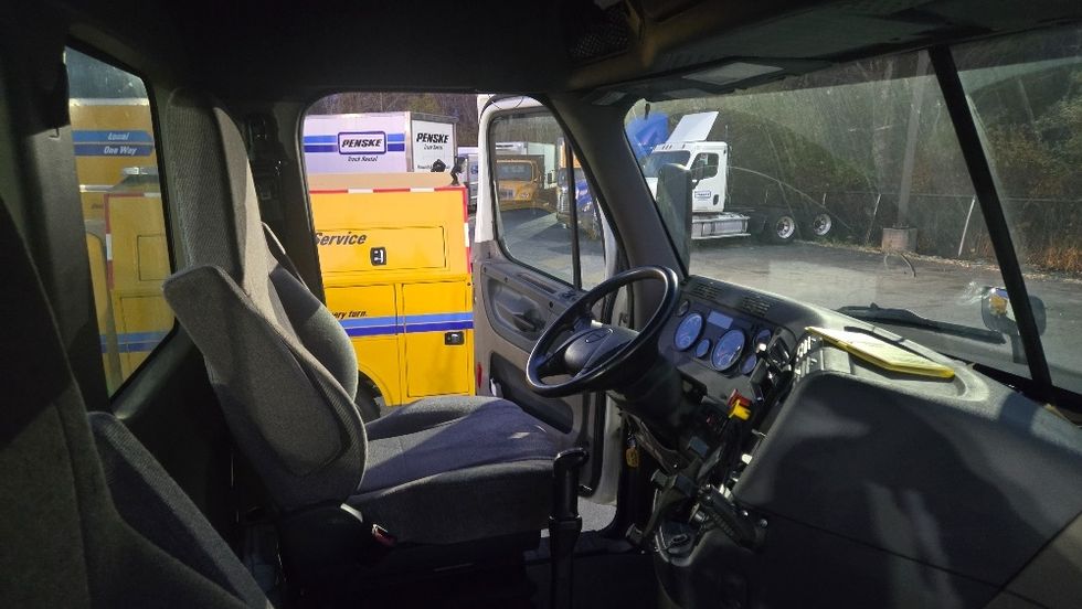 Day Cab Tractor-Heavy Duty Tractors-Freightliner-2019-Cascadia 12542ST-Fitchburg-MA-156,707\n\t\tmiles-$ 41,750 - Image 14