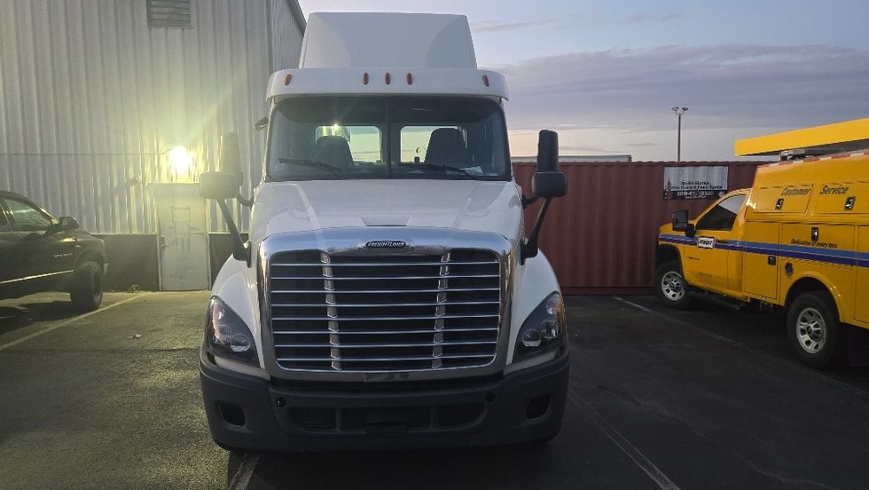 Day Cab Tractor-Heavy Duty Tractors-Freightliner-2019-Cascadia 12542ST-Fitchburg-MA-156,707\n\t\tmiles-$ 41,750 - Image 2