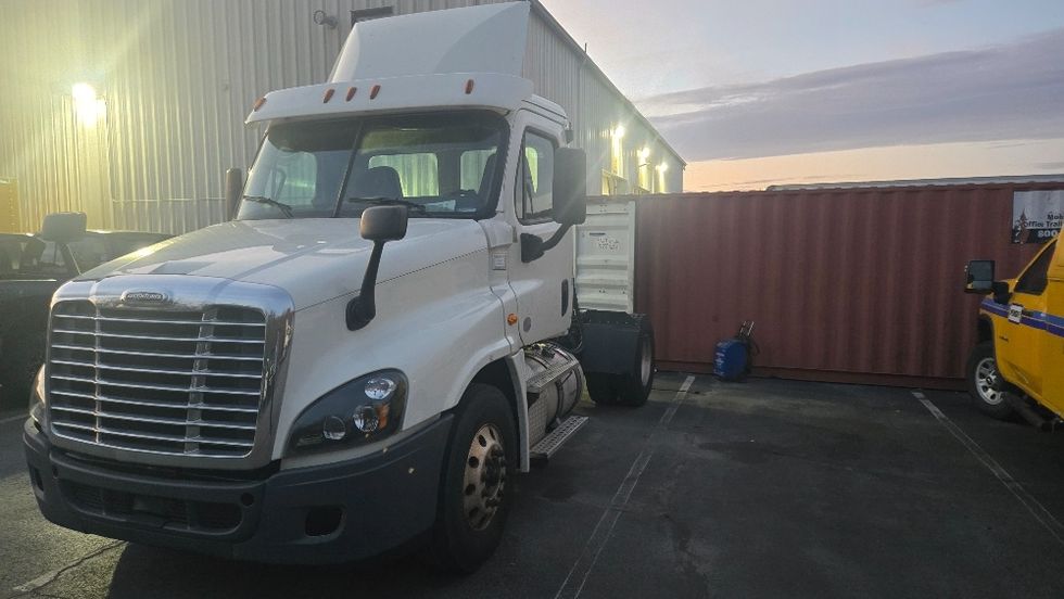 Day Cab Tractor-Heavy Duty Tractors-Freightliner-2019-Cascadia 12542ST-Fitchburg-MA-156,707\n\t\tmiles-$ 41,750 - Image 3